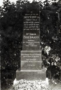 Der Grabstein von Dr. Erna Wodaks Großvater Dr. Simon Friedmann auf dem Zentralfriedhof