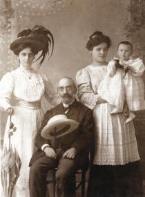 Erna Wodaks Großvater Dr. S. Friedmann, Mutter und Schwester mit Amme