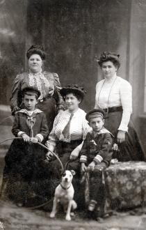 Gisela Drill mit Schwestern und den Söhnen Karl un Ernst
