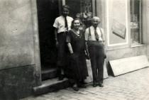 Eva Meislova's husband Jiri Meisl with his parents in front of their shop