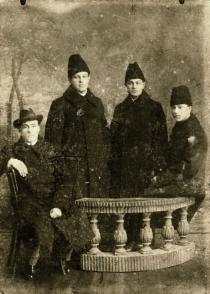 Faina Khorunzhenko's father Lev Levinson in the company of his Jewish friends