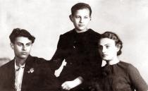 Faina Khorunzhenko with her cousins Moisey and Zhenya Shakhnovsky