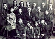 Ida Goldshmidt with her teachers and schoolmates