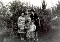 Ida Goldshmidt with her brother Semyon and his family
