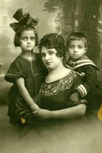 Estera Wechsler with her children