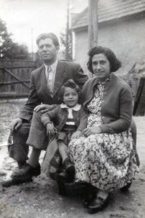Feldmár Sándor feleségével és lányával