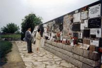 A Feldmár házaspár a mauthauseni emlékmûnél