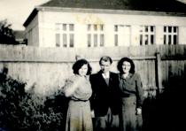 Ru'ena Deutschová édesapjával és Hana húgával