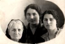 Cherna Margolina with her daughters Beila and Sima