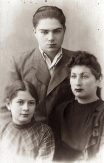 Bella Zeldovich with her siblings