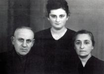 Fenia Kleiman with her parents