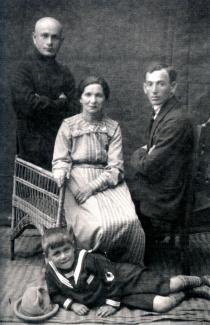 Anna Ivankovitser's maternal grandmother Leya Schigol 
with two of her sons and her grandson