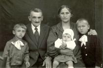 Leya Rubina and Yakov Rubin with their grandchildren