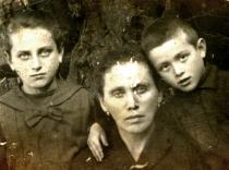 Simon Grinshpoon with his mother and sister, Leiba and Polia Grinshpoon