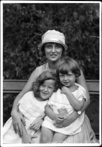 Mutter Lilly Brill und Töchter Agi und Eva