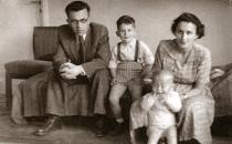 Noach Dajbog with his family