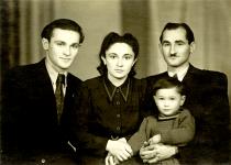Tomasz Miedzinski with his sister Rywka Lichtensztein and family